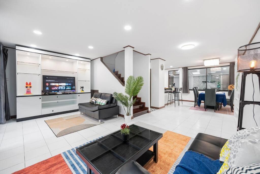Villa Miq Hk16 - 3br Huai Khwang Mrt With Pool Table Near Jodd Fair Bangkok
