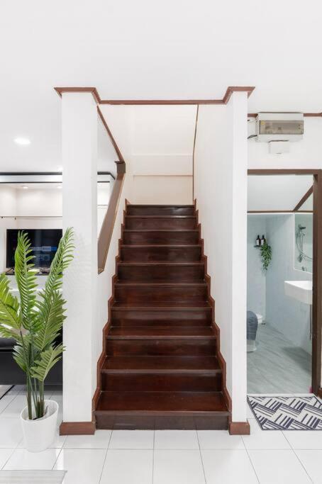 Villa Miq Hk16 - 3br Huai Khwang Mrt With Pool Table Near Jodd Fair *