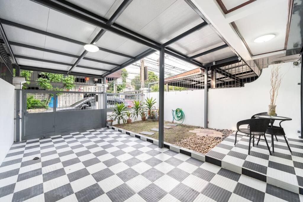 Villa Miq Hk16 - 3br Huai Khwang Mrt With Pool Table Near Jodd Fair Bangkok