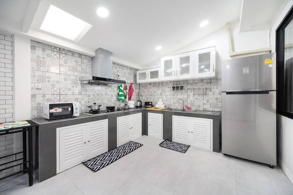 Villa Miq Hk16 - 3br Huai Khwang Mrt With Pool Table Near Jodd Fair Bangkok