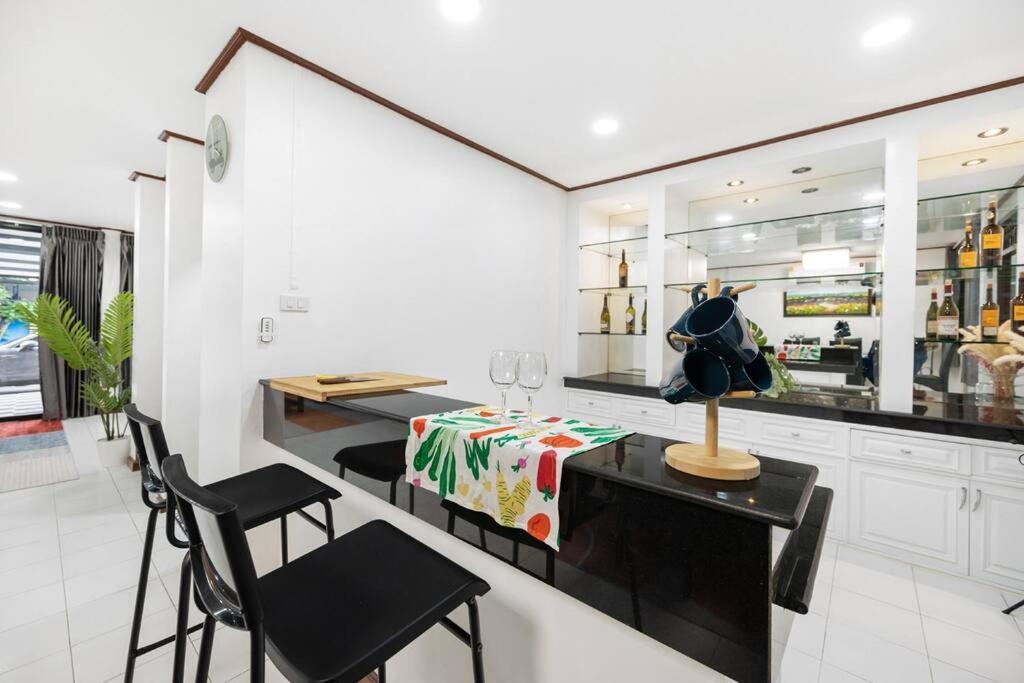 Miq Hk16 - 3br Huai Khwang Mrt With Pool Table Near Jodd Fair *